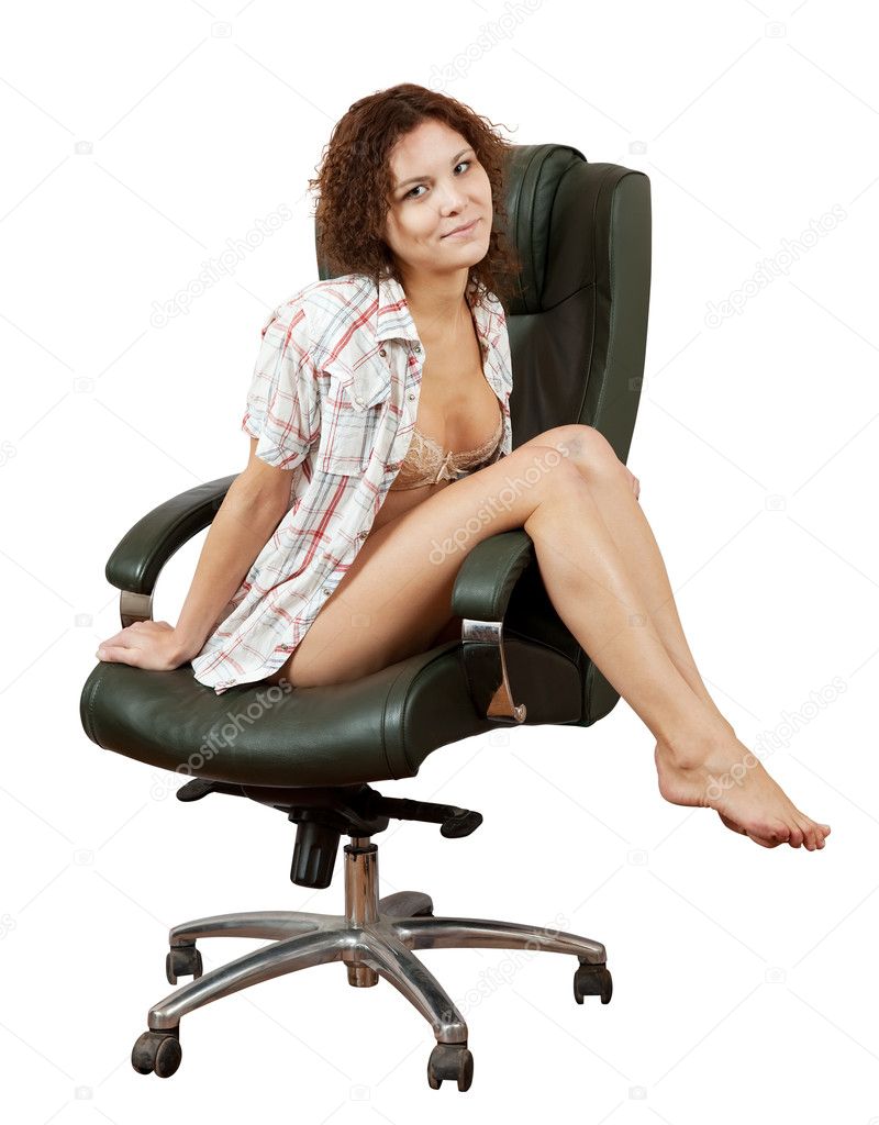 Жена снимает трусики сидя в белом кресле фото