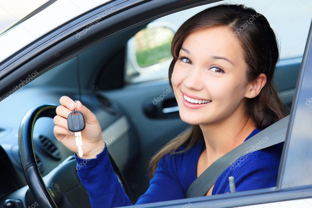 muito motorista em um <b>carro branco</b>, mostrando a chave do carro — Fotos por <b>...</b> - depositphotos_11337400-Pretty-female-driver-in-a-white-car-showing-the-car-key