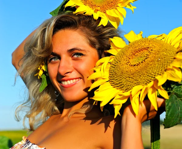 Hermosa joven en campo de trigo dorado – Imagen de stock - depositphotos_11992236-Young-beautiful-woman-in-golden-wheat-field