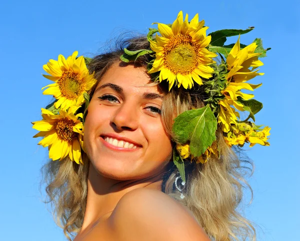 Hermosa joven en campo de trigo dorado - Imagen de stock - depositphotos_11992249-Young-beautiful-woman-in-golden-wheat-field