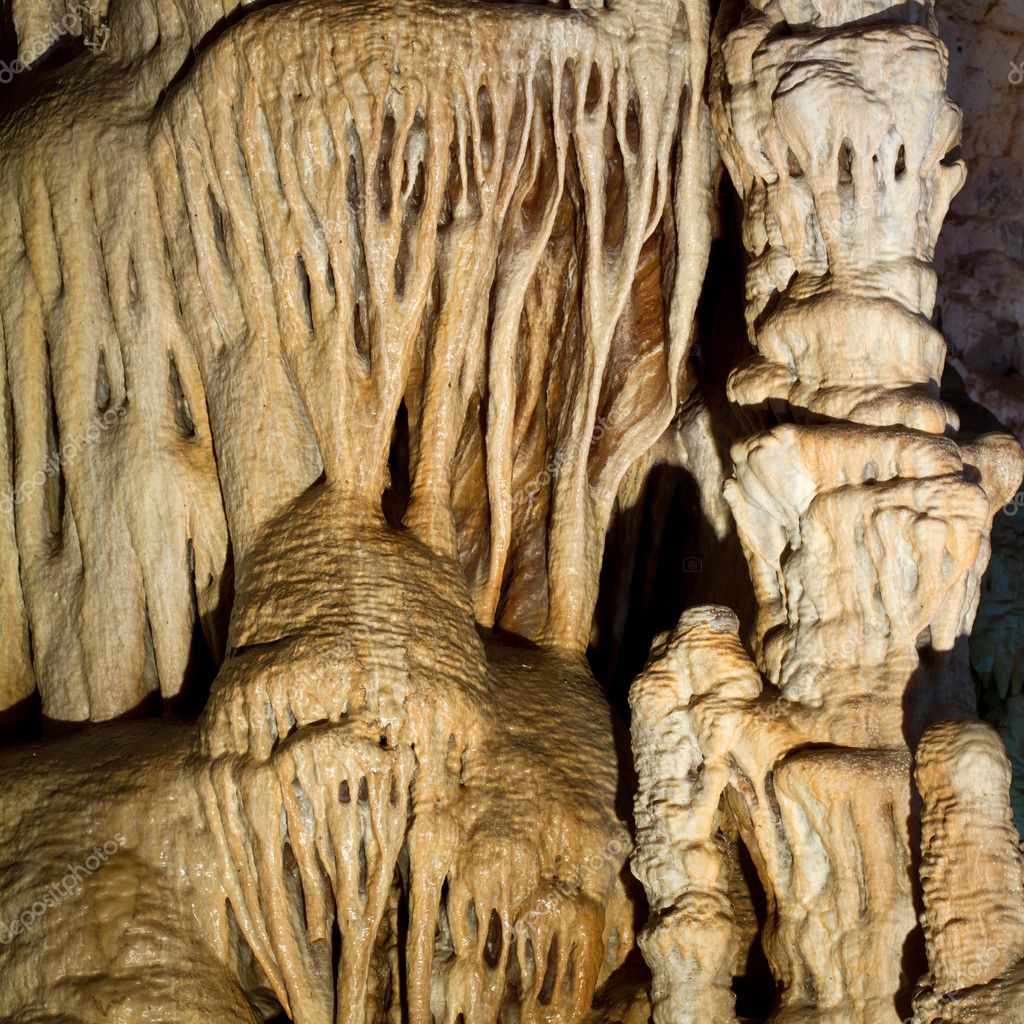 http://static9.depositphotos.com/1039729/1139/i/950/depositphotos_11396040-Stalactite-stalagmite-cavern.jpg