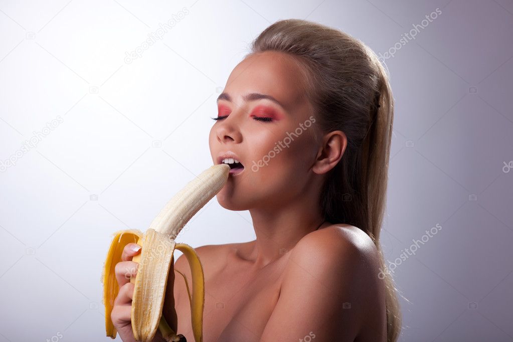 Девушка Сосет Банан Фото