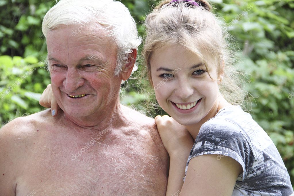 Дедуля соблазнил свою милую внучку на инцест и показал ей настоящий секс