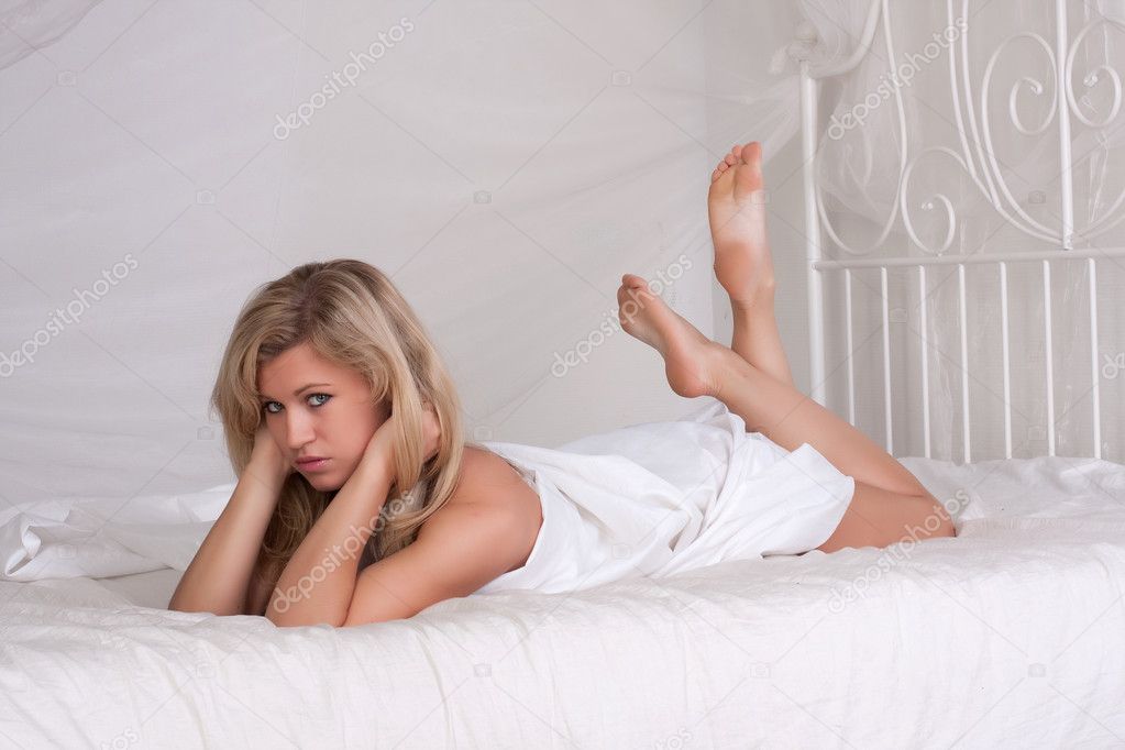 Симпатичная русская девушка валяется на кровати