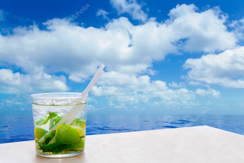 Mojito cocktail Getränk im Sommer blau ruhiges Meer — Stockfoto ...