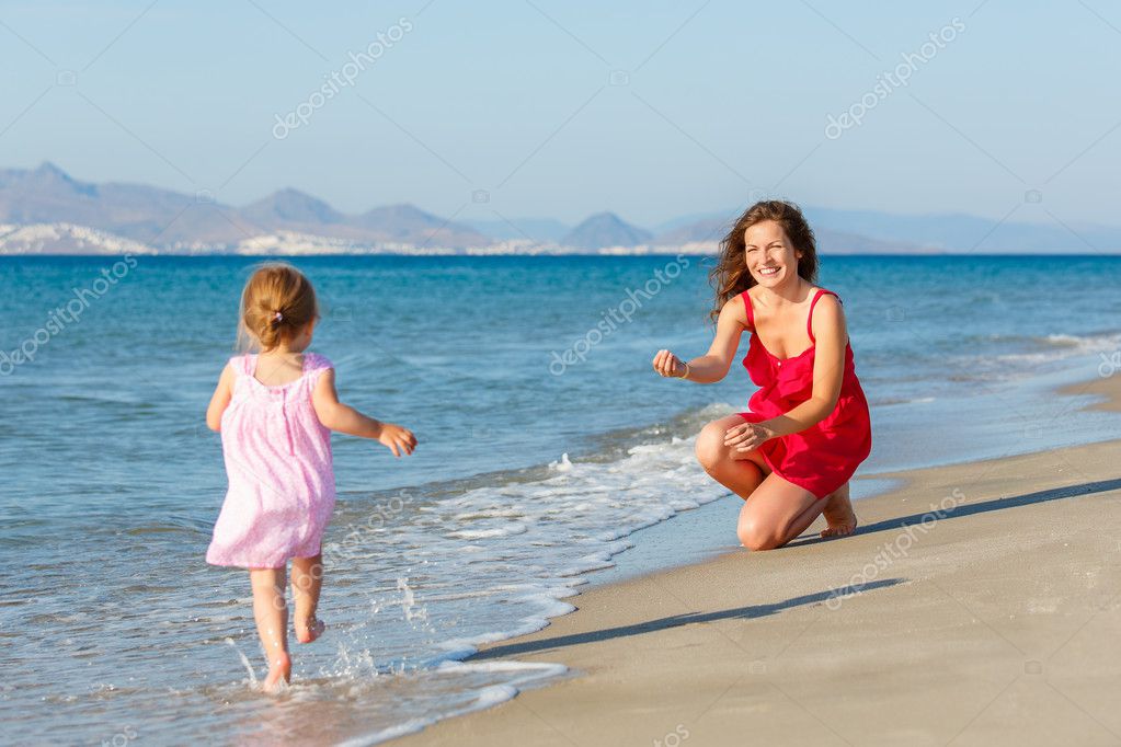 Мама с дочкой на пляже фото
