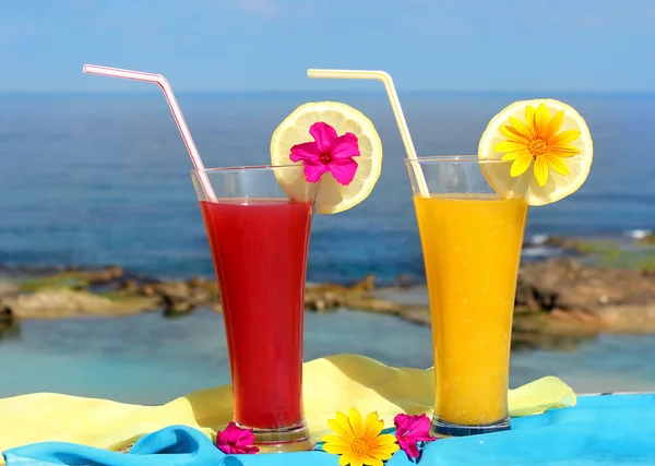 Seascape and fruit cocktails — Stock Photo #11576625