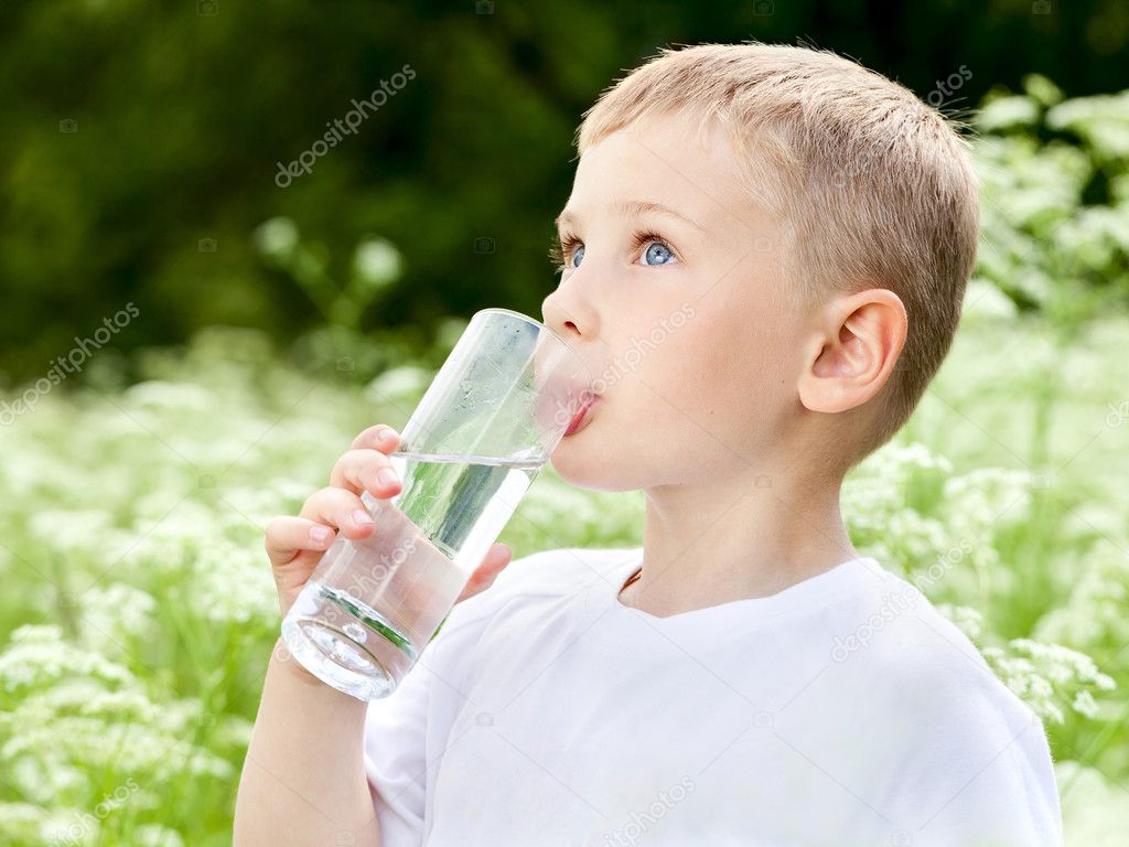 Resultado de imagen de niño bebiendo