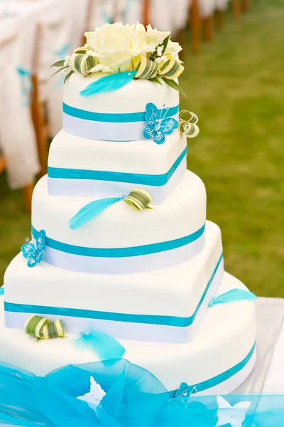 Blue-white wedding cake