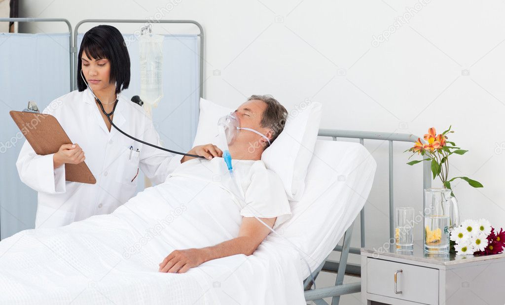Зрелая сиськастая медсестричка совращает пациента в надежде на секс
