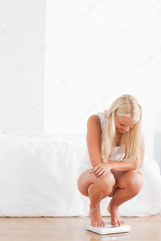 Молоденькая блондинка мастурбирует голой на кресле гиф
