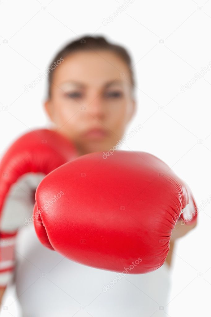 Beyaz bir arka plan karşı kadın boksör tarafından sunulan sol yumruk — Fotoğraf sahibi Wavebreakmedia - depositphotos_11200847-Left-fist-presented-by-female-boxer