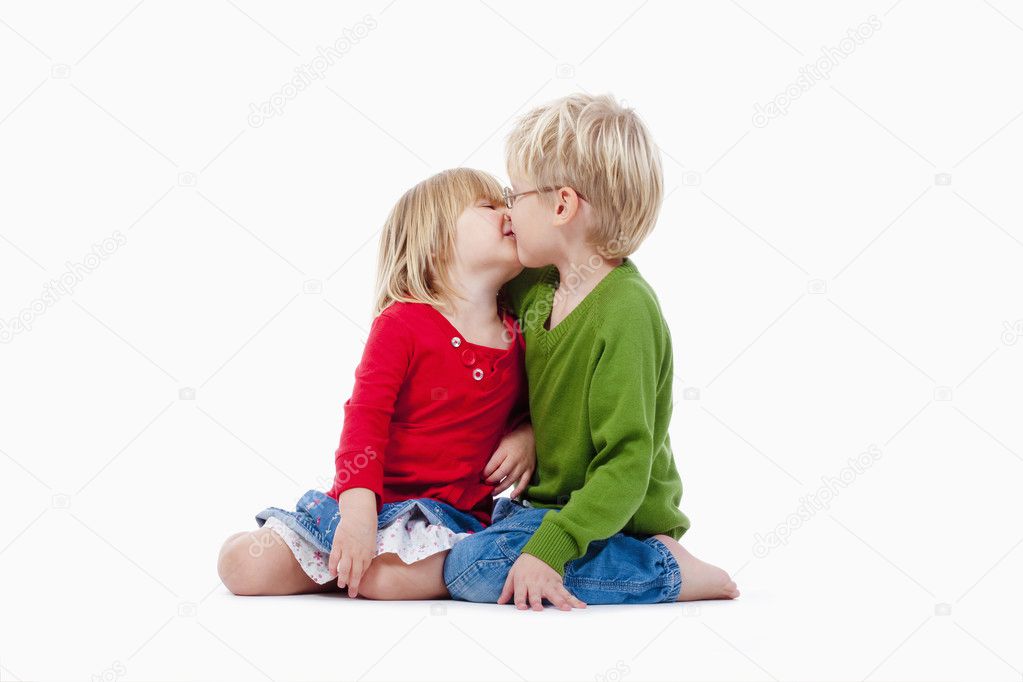Брат целует сиси сестры фото