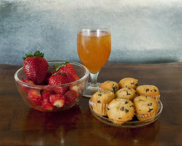 Quick and healthy snack: juice,fresh fruits and muffins
