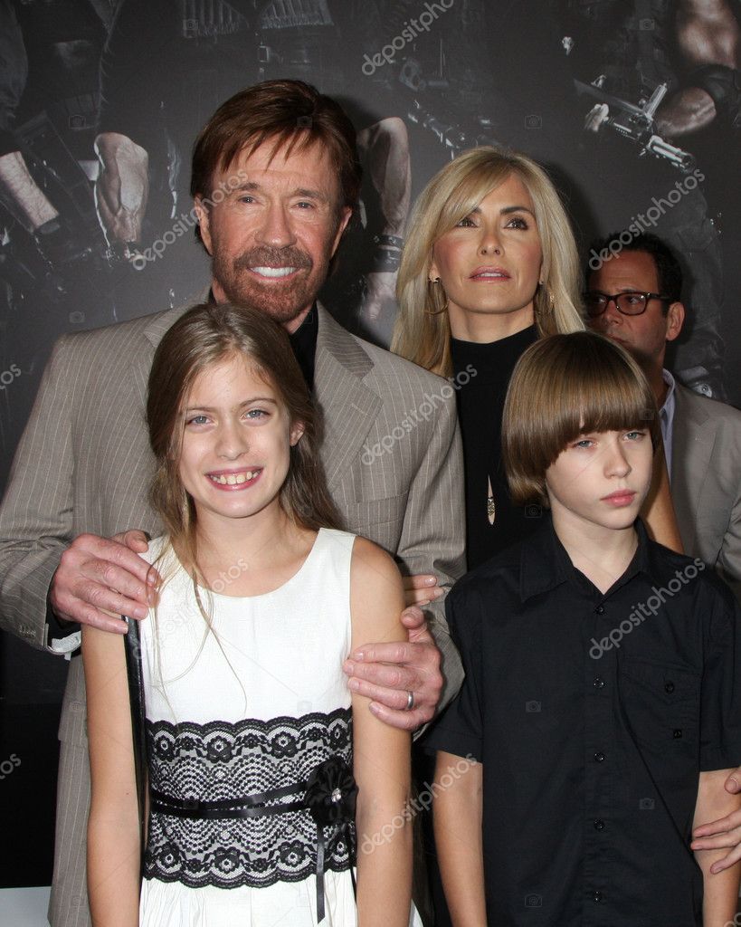 Chuck Norris med familie i billedet
  