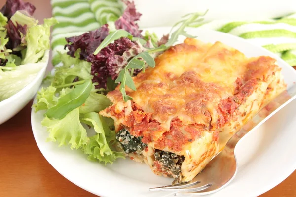 Spinach and ricotta cannelloni with a simple green salad — Stock Photo #11960705