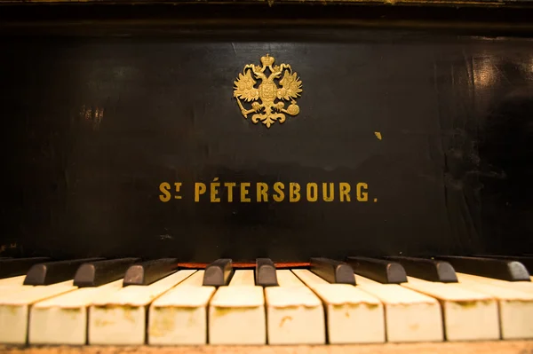 Fechar um velho piano de cauda. Século XIX — Fotografia de Stock