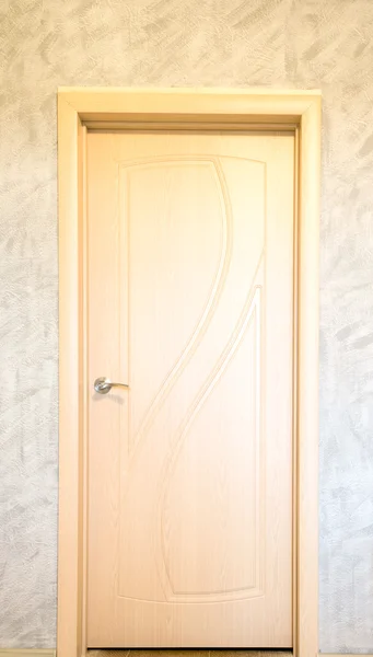 Dveře v šedé místnosti — Stock fotografie