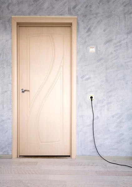 Drzwi w pokoju szary — Zdjęcie stockowe