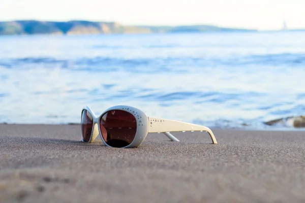 Glasses on beach — Stock Photo, Image