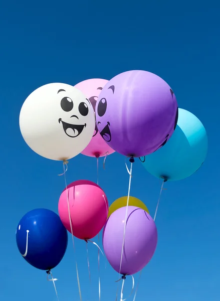 Balões contra o céu azul — Fotografia de Stock