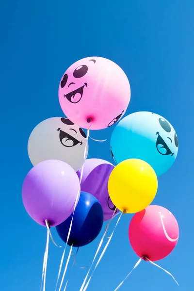 Ballonnen tegen blauwe hemel — Stockfoto