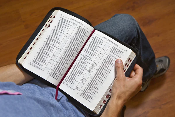 En mann leser Bibelen. – stockfoto