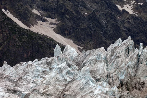 Glaciären i Kaukasus bergen, Georgien. — Stockfoto