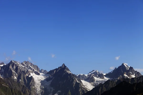 Yüksek dağlar ve mavi gökyüzü — Stok fotoğraf