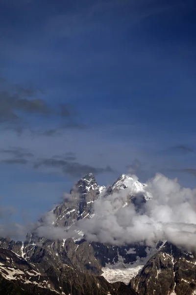 Höga berg i moln. Kaukasus bergen, Georgien — Stockfoto