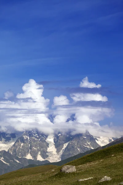 Высокие горы в облаках — стоковое фото