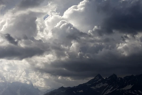 Storm clouds in mountains — Stock Photo, Image