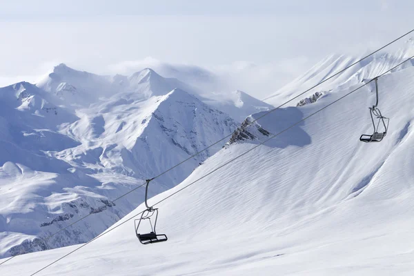 Stoeltjeslift bij skigebied — Stockfoto