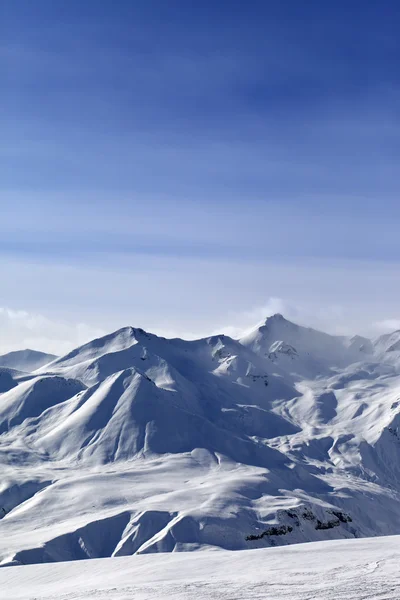 Montañas nevadas y cielo azul — Foto de Stock