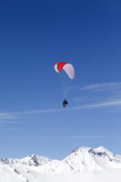 Geschwindigkeit fliegen im Gebirge — Stockfoto