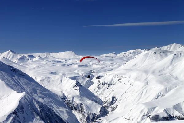 Lucht zweefvliegen in besneeuwde bergen — Stockfoto