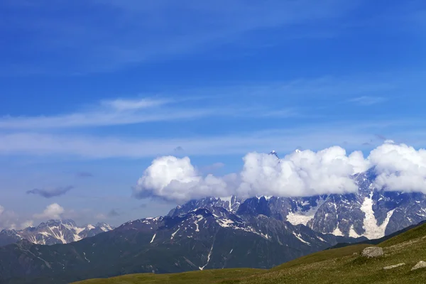 Hoge bergen in mooie dag — Stockfoto