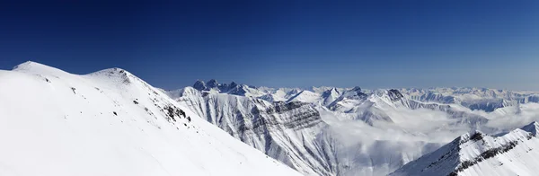 Panorama de las montañas de invierno. las montañas del Cáucaso, georgia —  Fotos de Stock