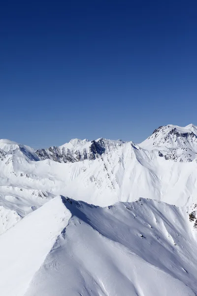 Montañas de invierno. las montañas del Cáucaso, georgia, gudauri. —  Fotos de Stock