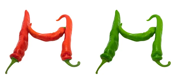 Brief h samengesteld van groene en rode chilipepertjes — Stockfoto
