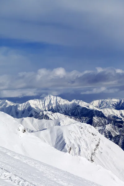 Ski slope och snowy mountains — Stockfoto