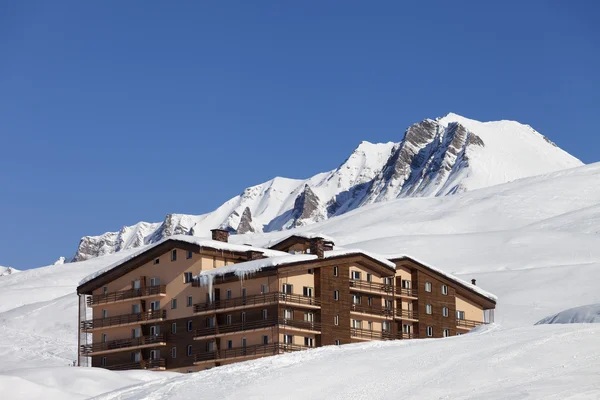 Hôtel situé dans les montagnes enneigées — Photo
