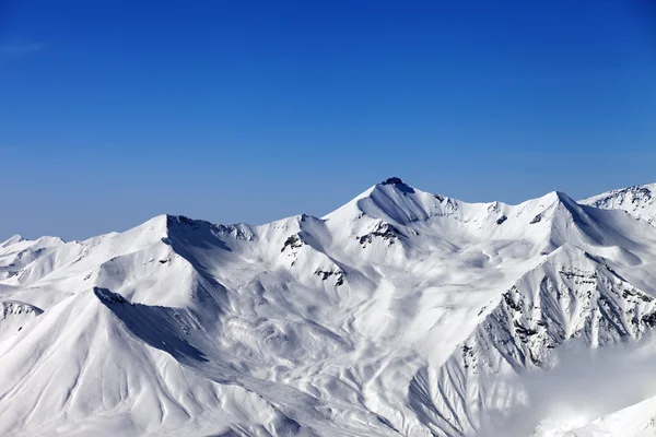 눈 덮인 산, 푸른 하늘 스톡 사진