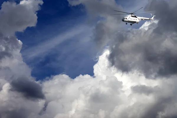 Вертолет в голубое небо с облаками — стоковое фото