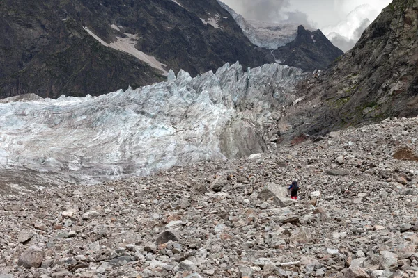 Excursionista en morrena del glaciar —  Fotos de Stock