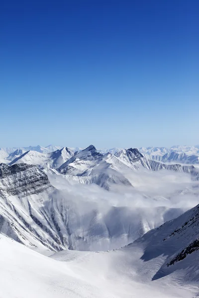 안개에 있는 높은 산 — 스톡 사진