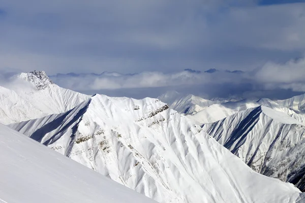 Lyžařský svah a zasněžené hory — Stock fotografie