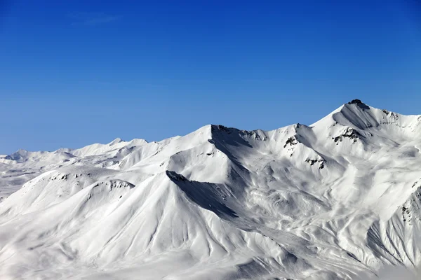 Montanhas de inverno e céu azul — Fotografia de Stock