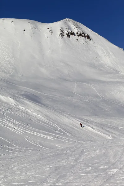 Skieurs sur la piste de ski — Photo