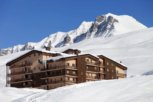 Hotel en montañas de invierno —  Fotos de Stock